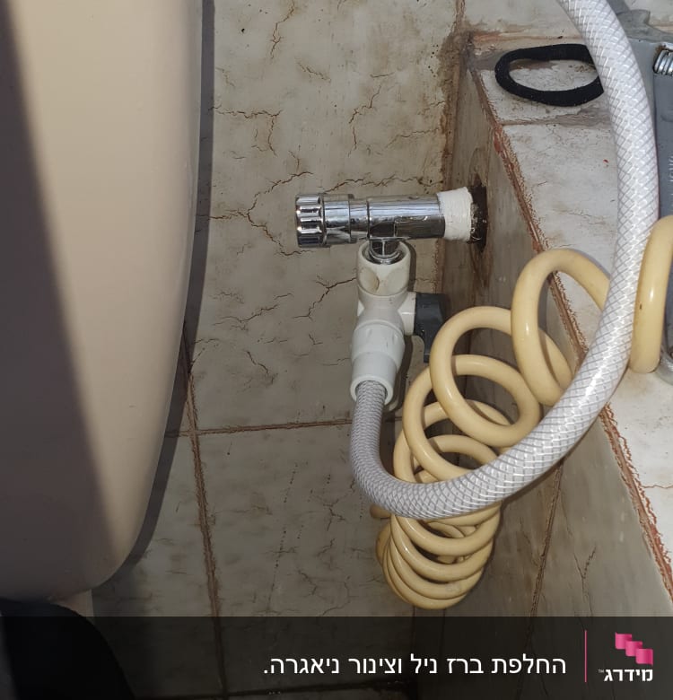 חיבור צינור מים לאסלה עם ברז וכבל ספירלי